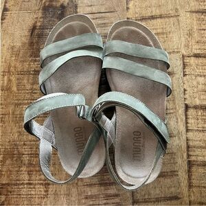 Munro Juniper sandal. Size 7.5W. Green.